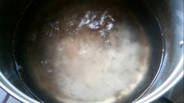 卤鸭脖,锅中加水，放一勺盐、一勺胡椒粉、一勺鸡精拌匀，烧沸。