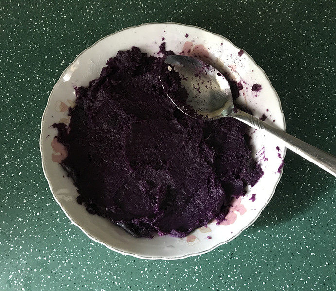 紫薯芝麻饼,紫薯用勺子压成<a style='color:red;display:inline-block;' href='/shicai/ 211531'>紫薯泥</a>，喜欢吃甜的，可以加入适量白糖，我没放的