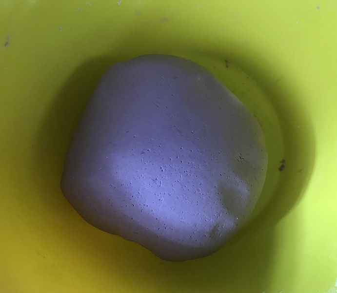 紫薯芝麻饼,用手揉成一个不粘手的光滑面团，加盖静置10分钟
