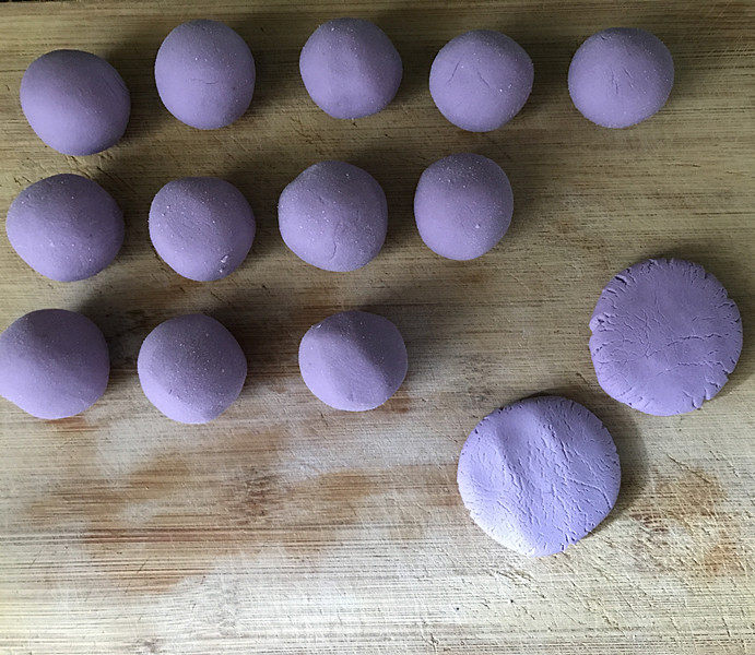 紫薯芝麻饼,剂子搓圆，用手掌压扁