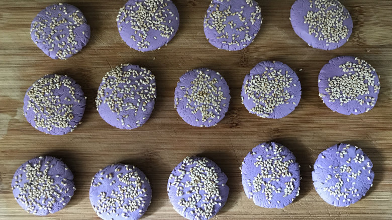 紫薯芝麻饼,把其它的饼胚也都粘上白芝麻后，就可以开始烙饼了！