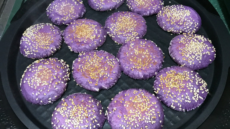 紫薯芝麻饼,中途需要翻个面，烙至饼子鼓起，两面金面就可以出锅了