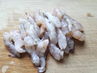 虾仁豆腐羹,虾去虾线剥虾仁，中间切两段
