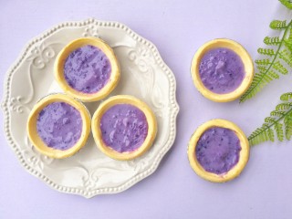 紫薯挞,将紫薯泥舀入蛋挞皮中。