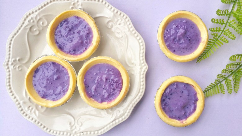 紫薯挞,将紫薯泥舀入蛋挞皮中。