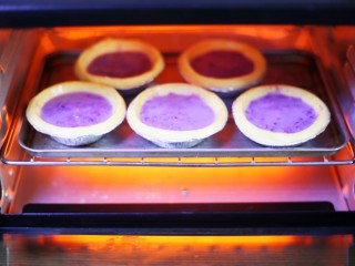 紫薯挞,推入预热好的烤箱。