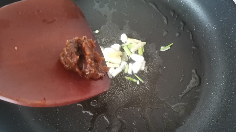 豆皮金针菇卷,放入豆瓣酱炒匀