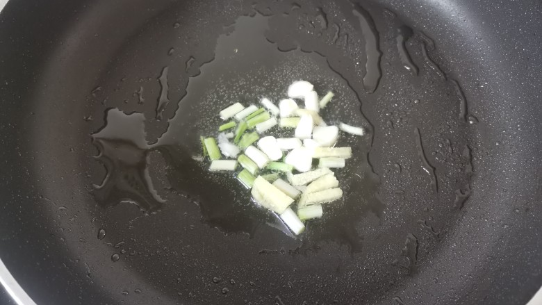 豆皮金针菇卷,热油放入葱姜蒜炒香