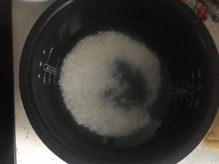 红糖糯米粥（补气血）,把糯米和大米一起放入锅中加入适量清水