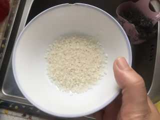 红糖糯米粥（补气血）,大米淘洗干净
