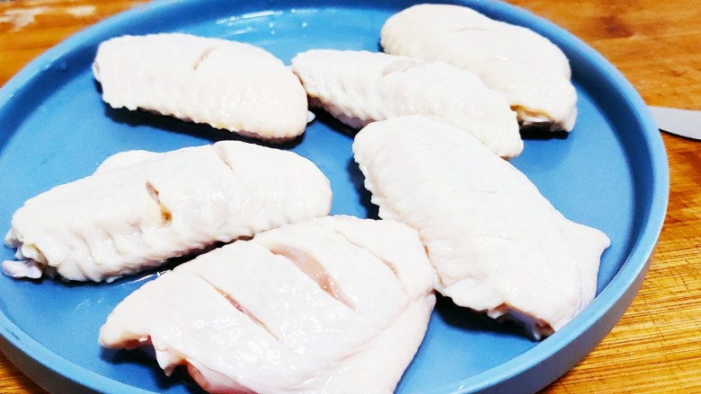 干锅麻辣鸡翅,改刀，目的为了腌制过程更加入味
