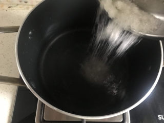 火龙果果冻,锅里先倒入清水，再加入白砂糖，小火煮