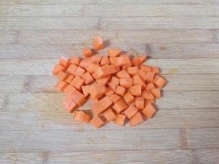 胡萝卜馒头,胡萝卜洗干净切成小丁。