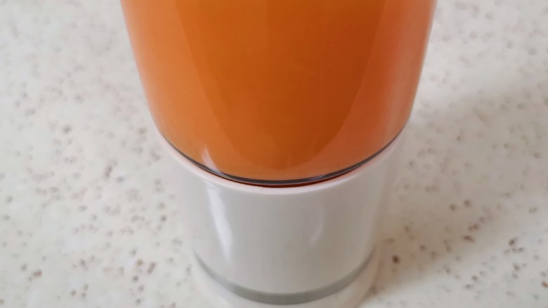 胡萝卜馒头,加入纯净水打成胡萝卜汁。
