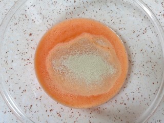 胡萝卜馒头,将打好的胡萝卜汁倒入盆里，加入糖和发酵粉混合均匀。