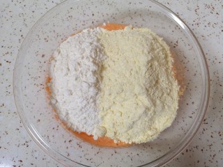 胡萝卜馒头,加入高筋面粉和玉米面粉。