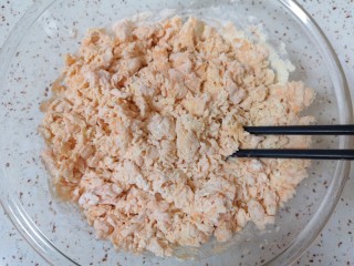 胡萝卜馒头,用筷子搅拌成絮状。