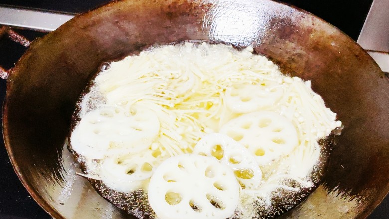 干锅麻辣鸡翅,金针菇和藕片放入油锅中炸5-10分钟