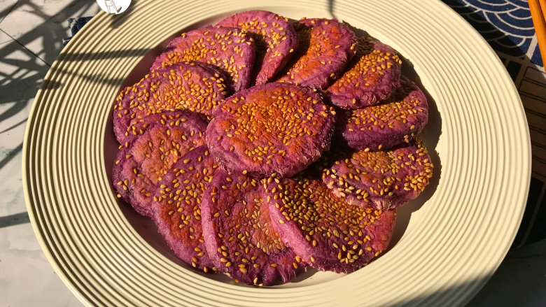 紫薯芝麻饼,出锅装盘