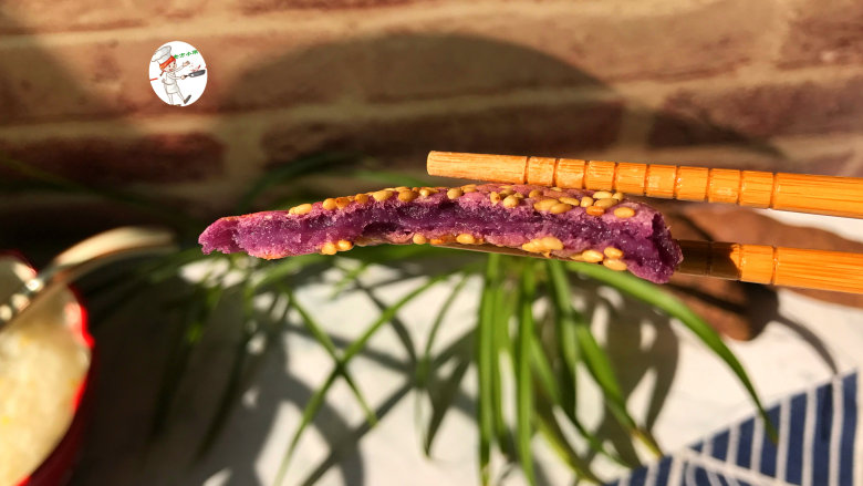 紫薯芝麻饼,一口咬下去软糯香甜又筋道，还有紫熟的香味，非常 地好吃