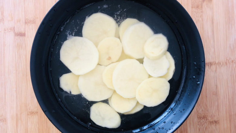 干锅麻辣鸡翅,切好的土豆放入清水中浸泡15分钟。
浸泡是为了去掉土豆里面多余的淀粉。