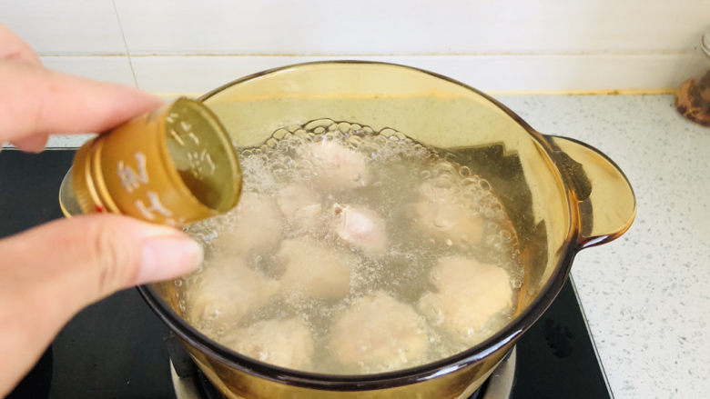 干锅麻辣鸡翅,锅中加入适量清水煮开，放入鸡翅焯水，加一点点料酒去腥。