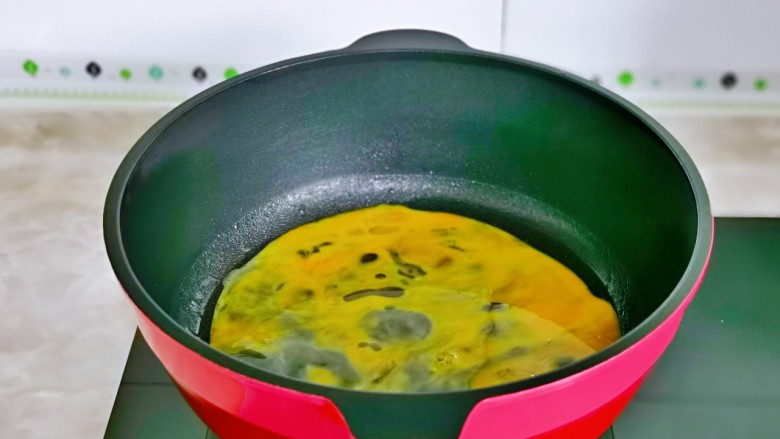 金针菇炒蛋,起油锅，倒入蛋液，小火煎蛋。