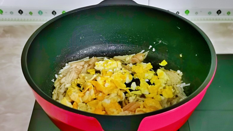 金针菇炒蛋,加入煎好的鸡蛋。