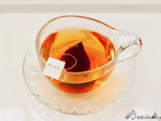 青柠冰红茶,先把一包他山集锡兰红茶放入杯子里，倒入开水冲泡放凉。
