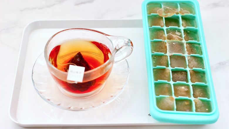 青柠冰红茶,把放凉的红茶放入冰格里冻成冰块，再把另一包他山集锡兰红茶用开水浸泡后放凉备用。