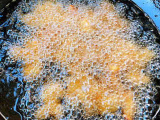 毛豆炒鸡丁,锅中倒入适量油加热依次放入鸡丁中火炸至金黄色飘浮起来