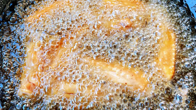 干锅麻辣鸡翅,煨制入味的鸡翅放入锅中中火炸至金黄色即可