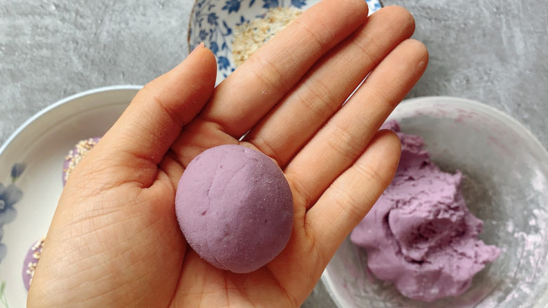 紫薯芝麻饼,先取个小剂子，搓圆（手套有点儿麻烦，我洗过手了！不要杠我嘻嘻）