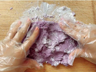 紫薯芝麻饼,将面团，取出放在案板上揉压