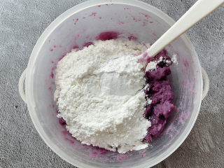 紫薯芝麻饼,分次加入糯米粉，搅拌均匀