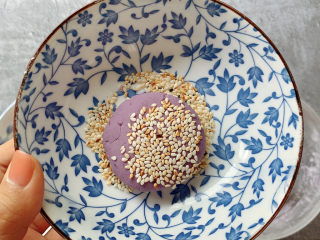 紫薯芝麻饼,一面或双面粘上白芝麻增香