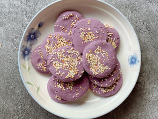 紫薯芝麻饼,逐个完成之后热锅烧油
