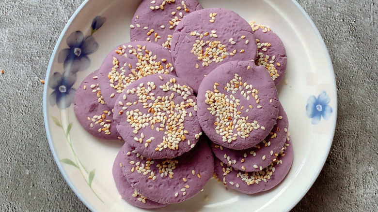 紫薯芝麻饼,逐个完成之后热锅烧油