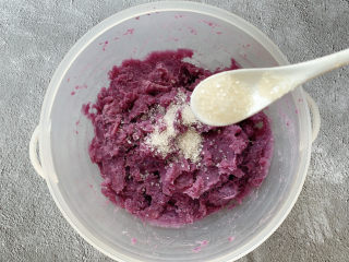 紫薯芝麻饼,按压成泥加入两勺白糖（或不加）