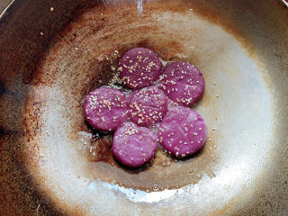 紫薯芝麻饼,用按压的方式再小火炸制面团有些许膨胀，表面略微金黄