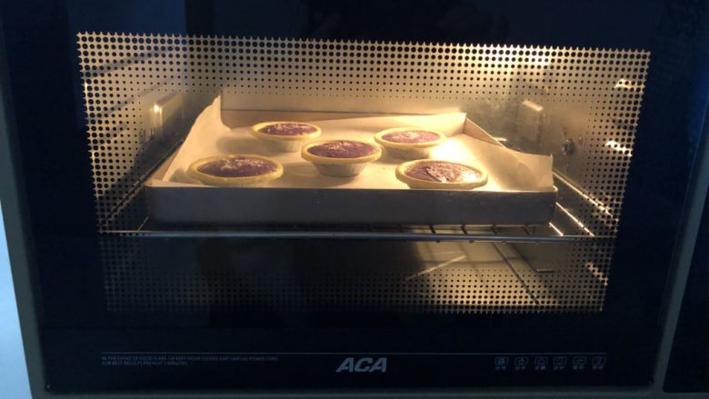 紫薯挞,烤箱200度预热好了后，摆入中层烤15分钟就可以了！温度和时间请根据自家烤箱脾气调整。