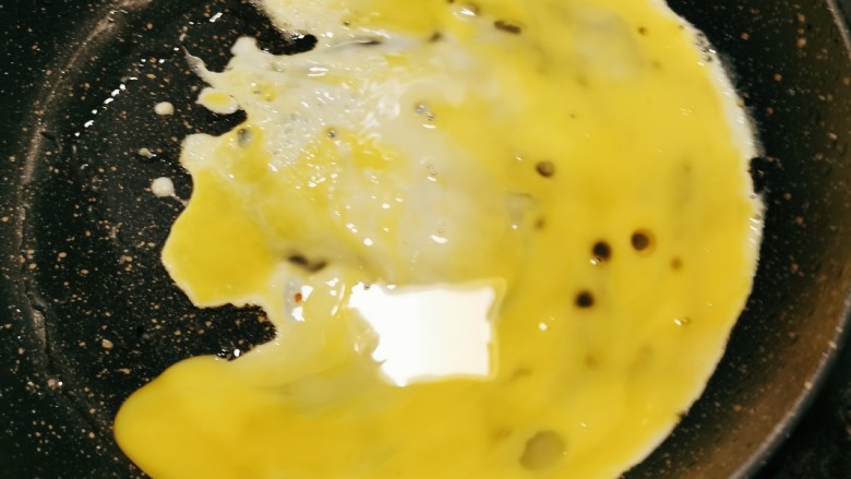 金针菇炒蛋,起油锅放入食用油 油热后放入鸡蛋