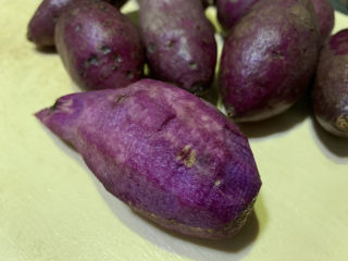紫薯挞,削皮