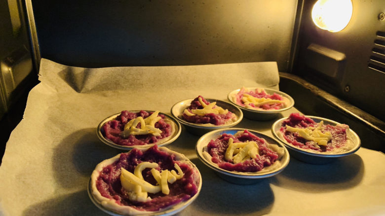 紫薯挞,烤箱中层，上下火200度，烤15分钟
