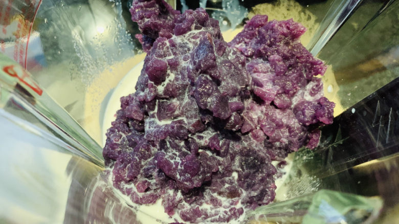 紫薯挞,将紫薯和牛奶和白糖，放入搅拌机