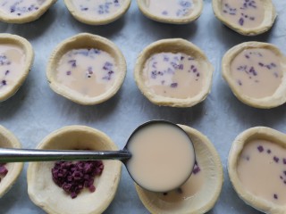 紫薯挞,装入蛋液
