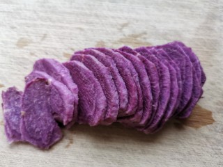 紫薯挞,紫薯洗净切薄片