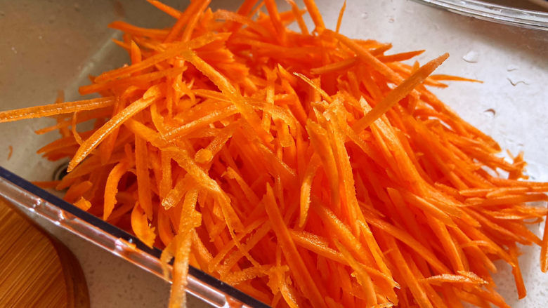 清炒胡萝卜丝,用刀切丝太费时间，还是直接用插丝的插板吧。