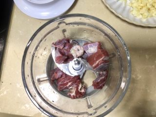番茄肉酱意面,牛肉切小块放到搅碎器