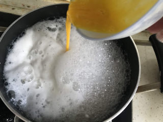 酒酿彩色小圆子,再次煮沸淋入鸡蛋液